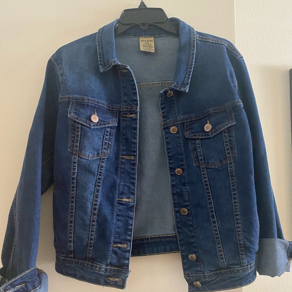 great condition- re-poshing because it’s too small- fits like junior’s large